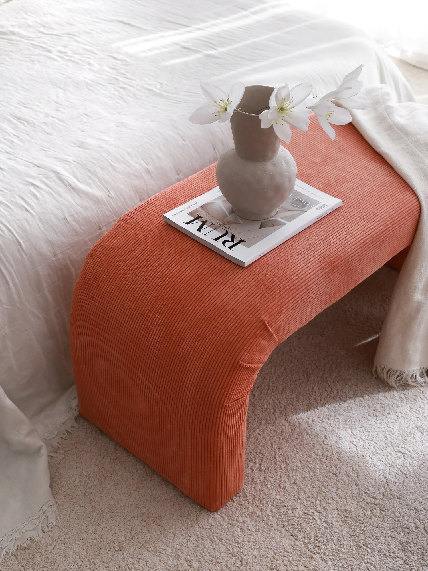 Pouf Atelier del Sofa, Nu Bench, kadife kordon, ngjyrë korale