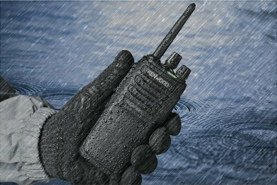 Radio dore Kenwood TK-3701DE, PMR digjital, 48 kanale, 446–446.2 MHz, deri 9 km, IP54, e zezë