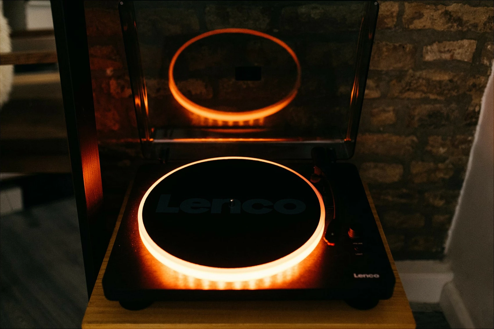 Gramafon Lenco LS-50LED, me altoparlantë të integruar, lidhje USB, i zi