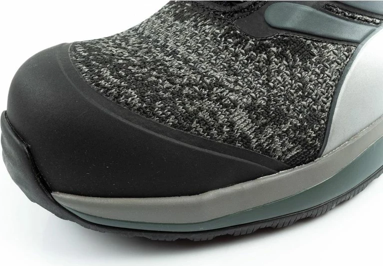 Atlete pune Puma, të zeza