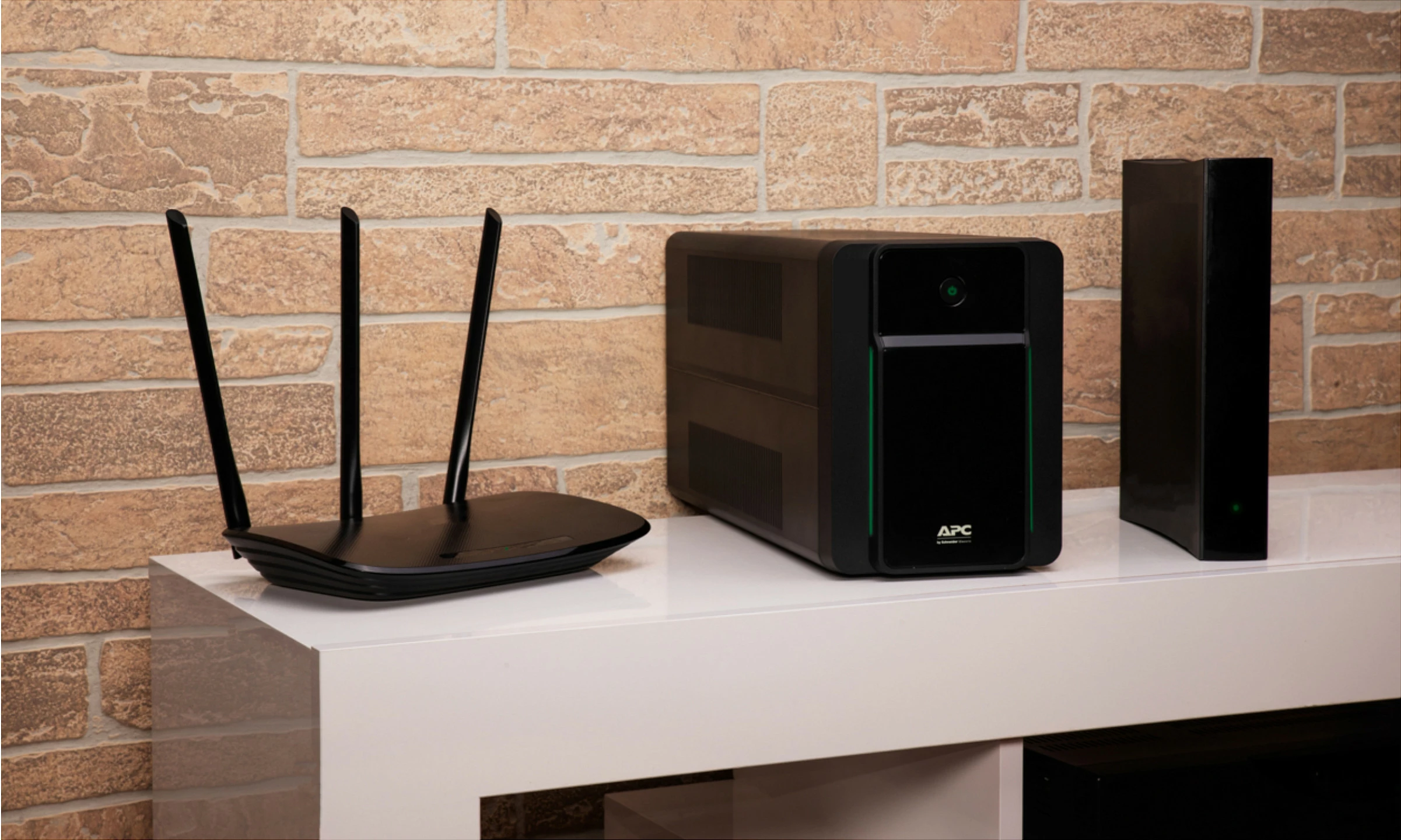 UPS APC BX1600MI, 1.6 kVA, 900 W, Sine, 140 V, 300 V