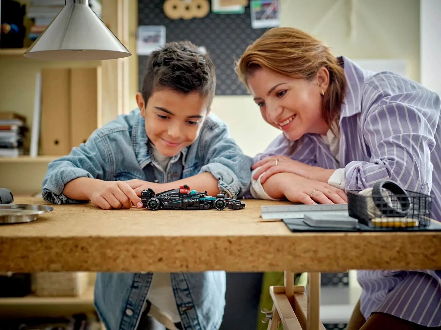 Set LEGO Speed Champions Mercedes-AMG F1 W15, 77244, 267 pjesë, me minifigurë