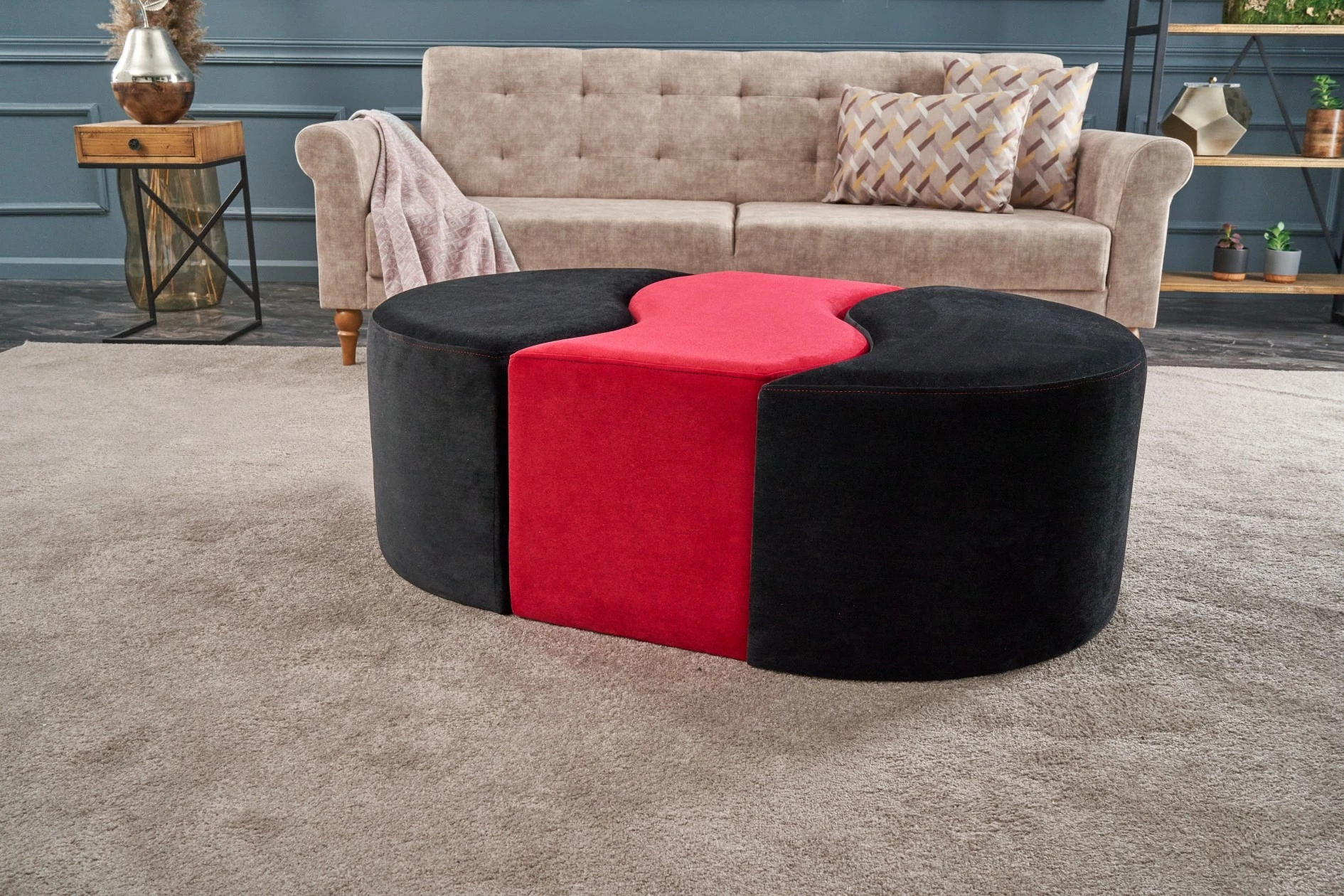 Puf Atelier del Sofa Alya, ngjyrë e zezë dhe e kuqe