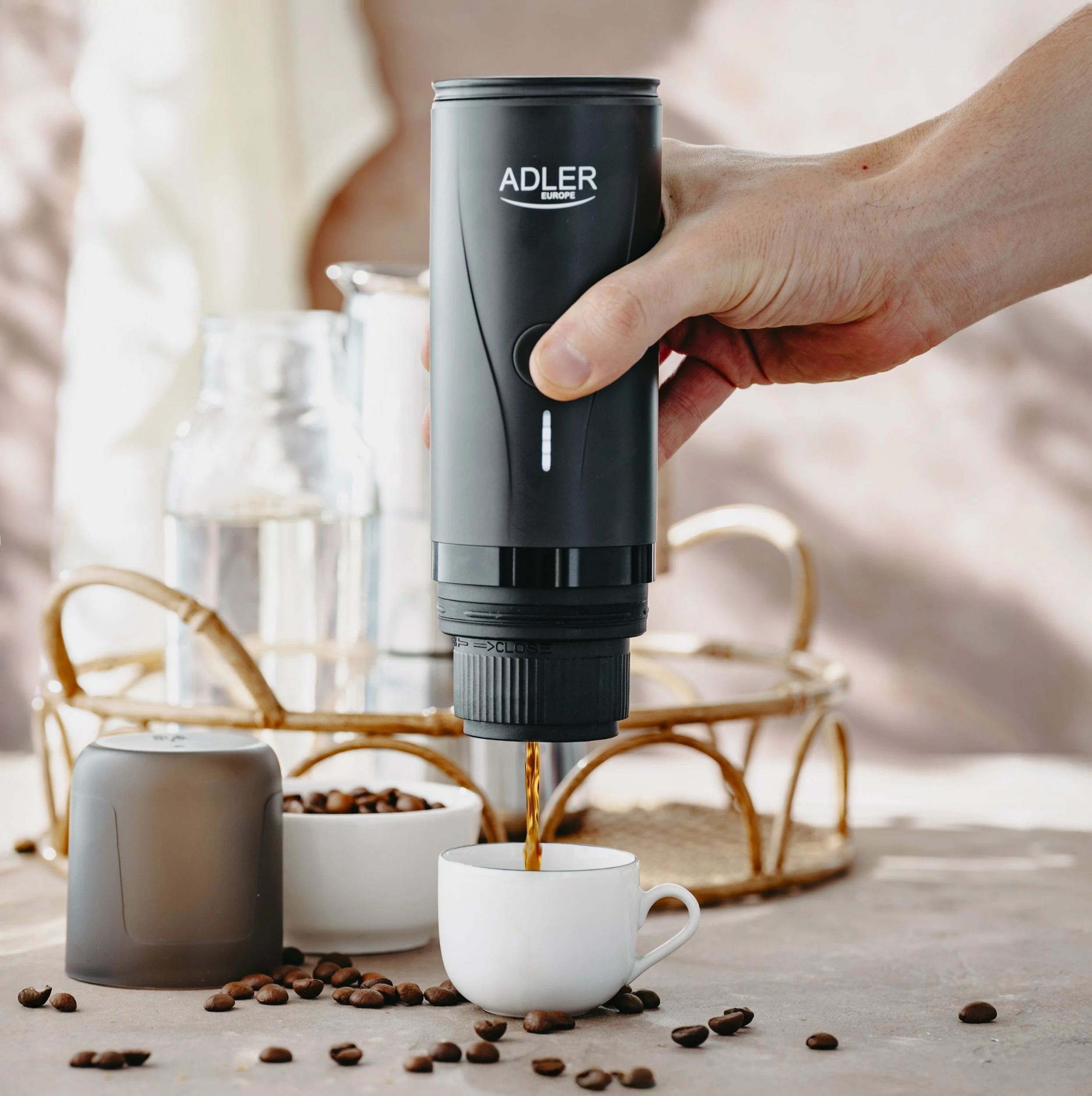Makinë kafeje portative me kapsula Adler AD 4400, 20 bar, USB-C, 7500mAh, për Nespresso, e zezë