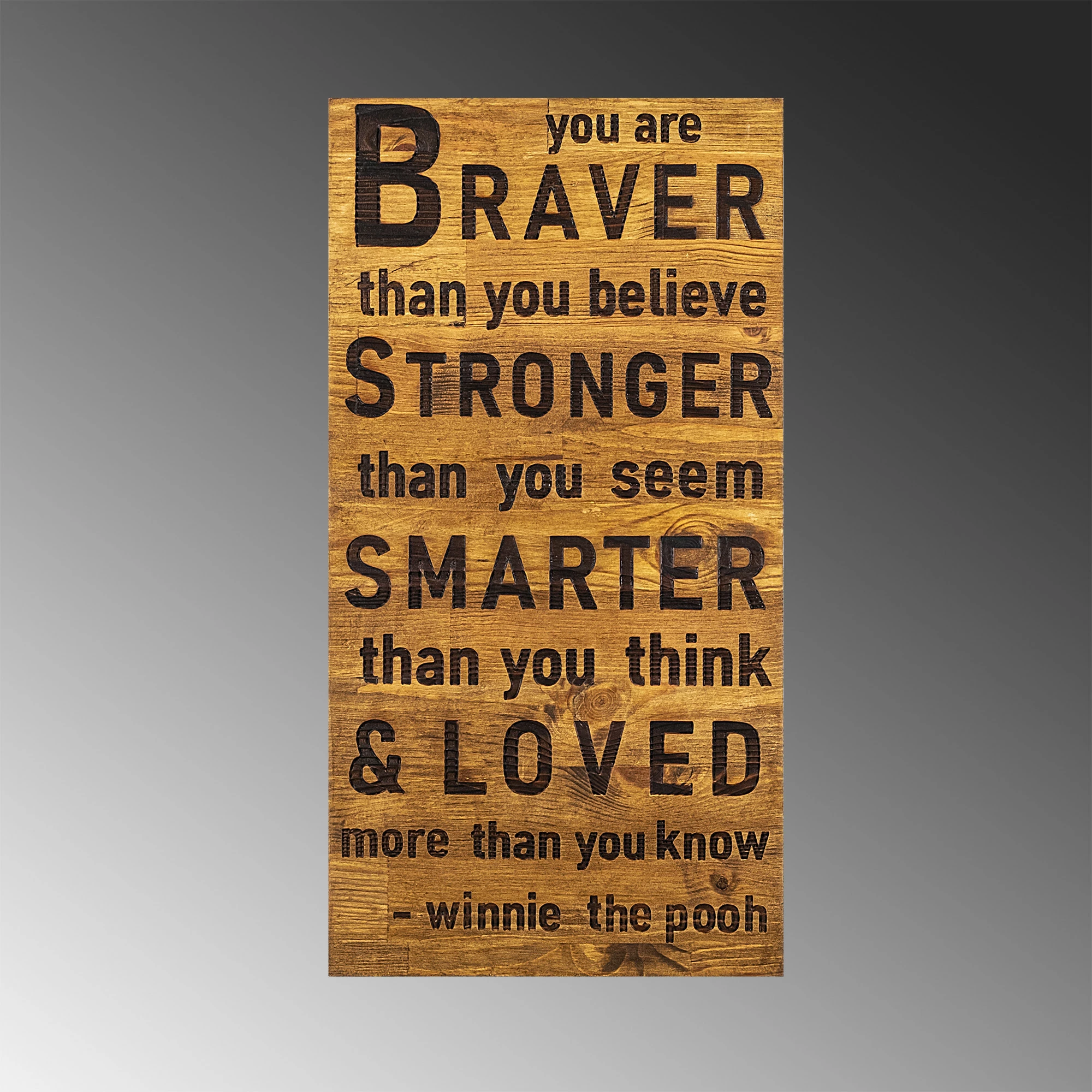 Aksesori dekorativ prej druri për mur, Wallity, Braver Stronger Smarter Loved, ngjyrë arre dhe e zezë, 30x3x58cm