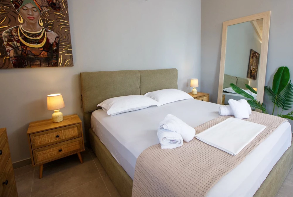 Komodinë Ammos, 2 sirtarë, natyrale me ratan, 50x39x54.8cm