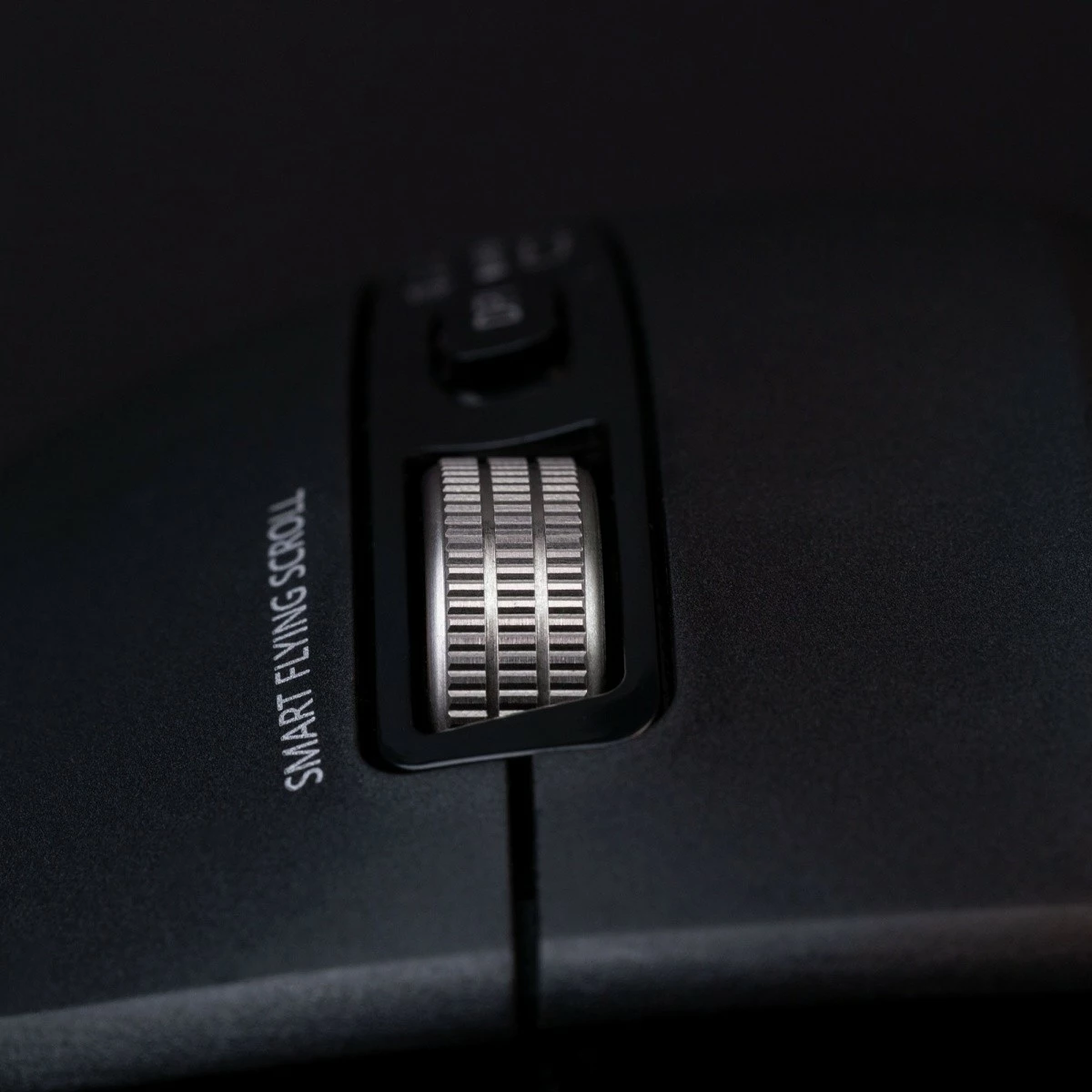 Maus wireless YENKEE SPIN YMS 2095B, 1000–4800 DPI, 7 butona, bateri e rikarikueshme Li-Ion, 2x Bluetooth + 2.4GHz USB, i zi, me kabllo karikimi USB-C