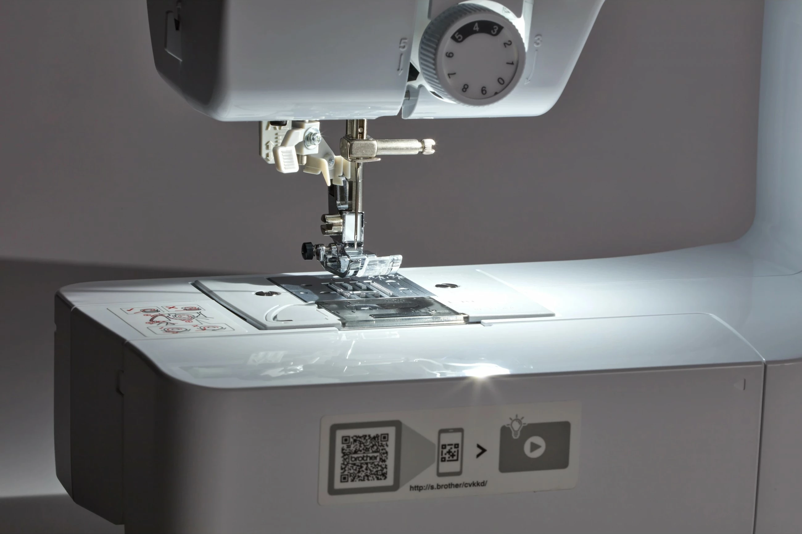 Makine qepëse Brother CS10s elektronike e bardhë