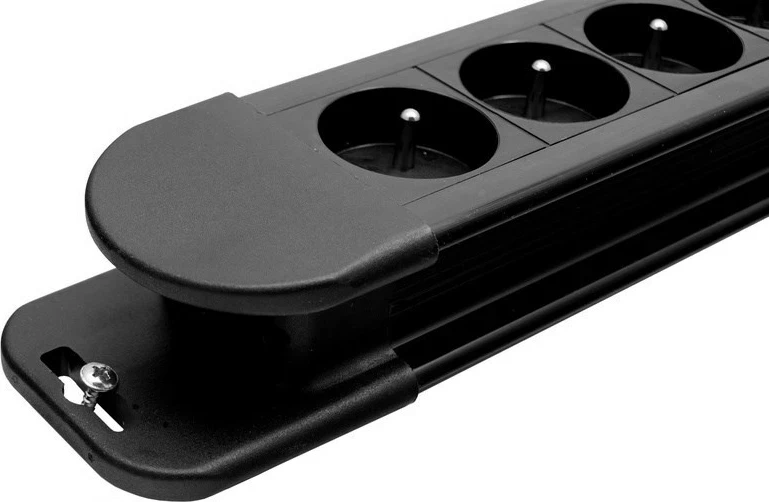 Kasë Maclean MCE10, 10 dalje, 2 ndërprerës, mbrojtje dhe tregues mbingarkese, 3680W, e zezë