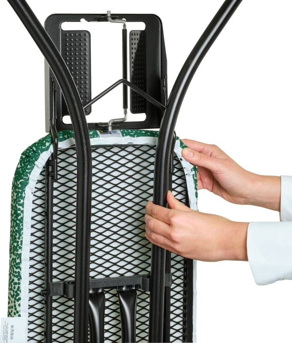 Dërrasë hekurosjeje Brabantia A 110x30 cm Forgotten Oasis, kornizë e zezë, mbulesë krem/jeshile