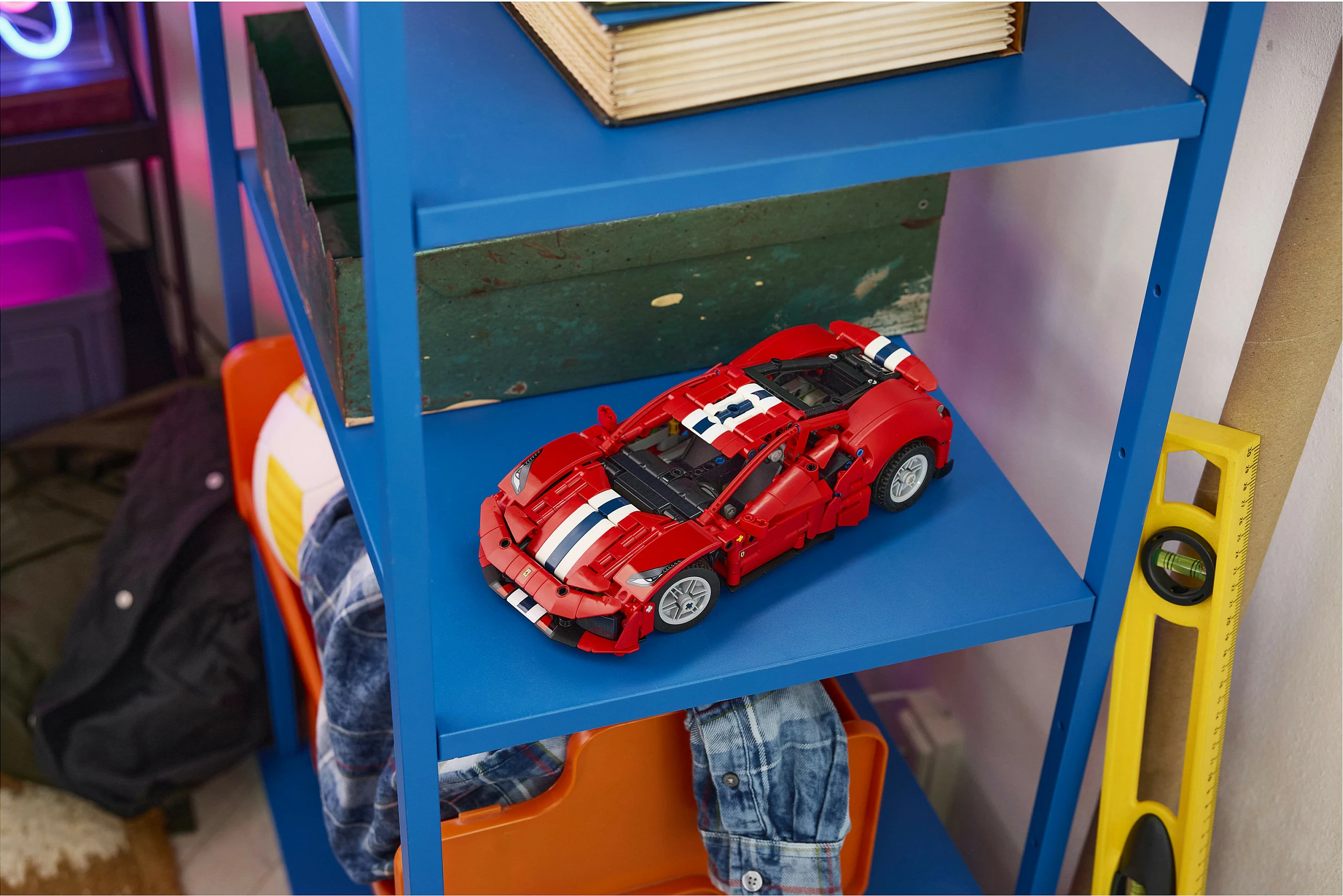 Set ndërtimi LEGO Technic Ferrari 488 Pista 42235, 882 copë, i kuq