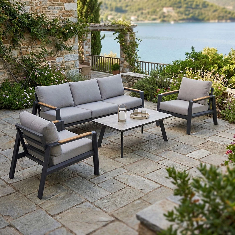 Set mobiljesh për kopsht Aeria, 4 pjesë, alumin, ngjyrë gri e errët, detaje teak, jastëkë gri të çelët