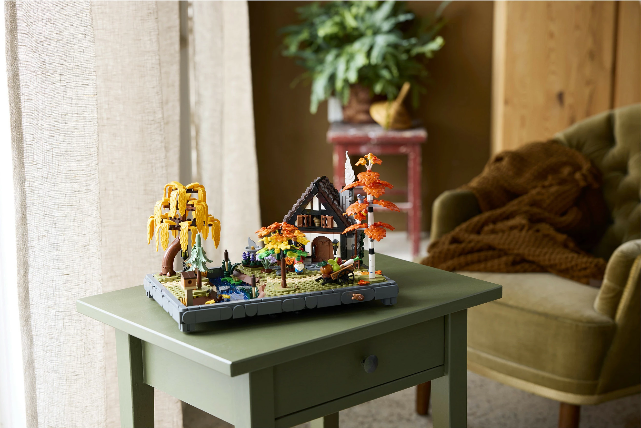 Set ndërtimi LEGO Icons Autumn Cottage Garden 11372, 1102 copë, 18+, multikolor