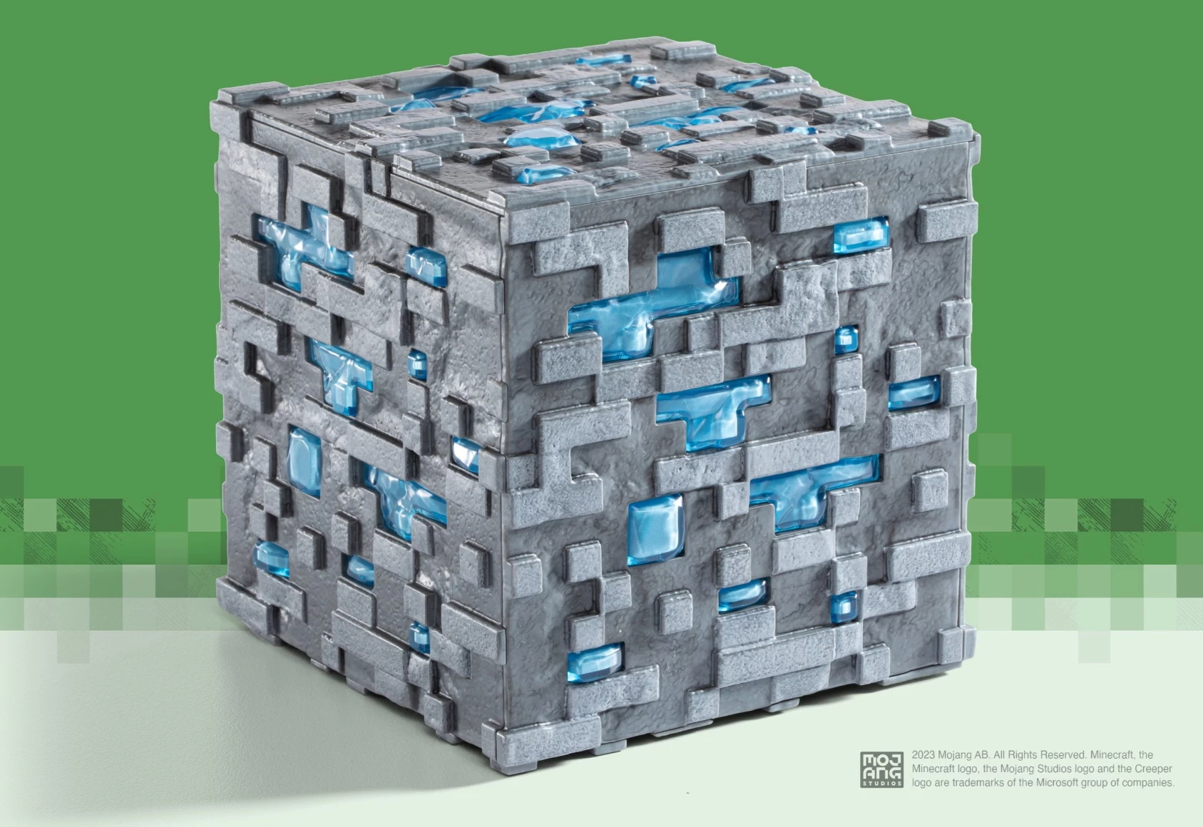 Replikë ndriçuese Noble Collection Minecraft Diamond Ore, LED me prekje, 10 cm, me bateri 3x AAA, gri/blu