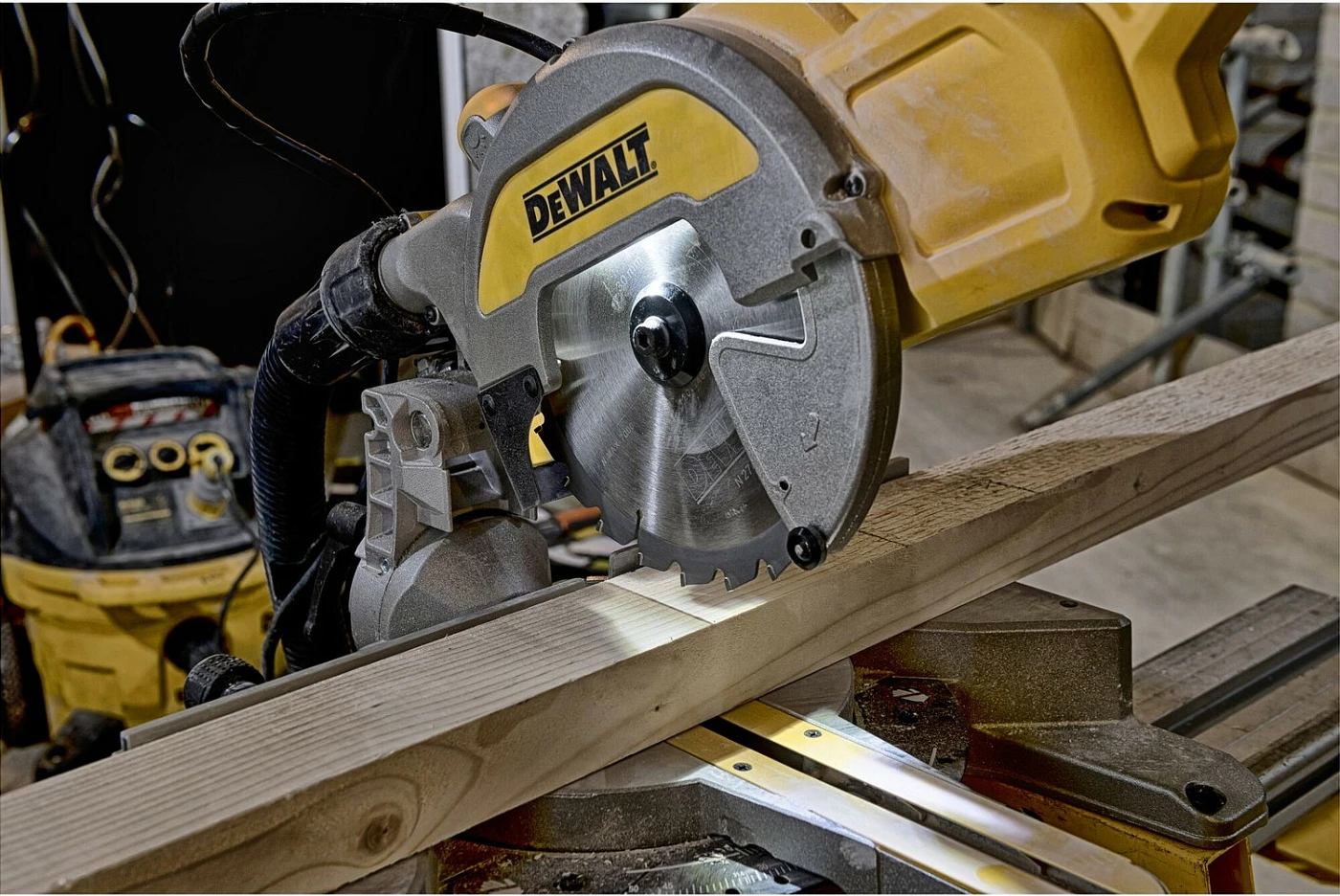 Sharrë panelesh DeWALT 216mm 1800W