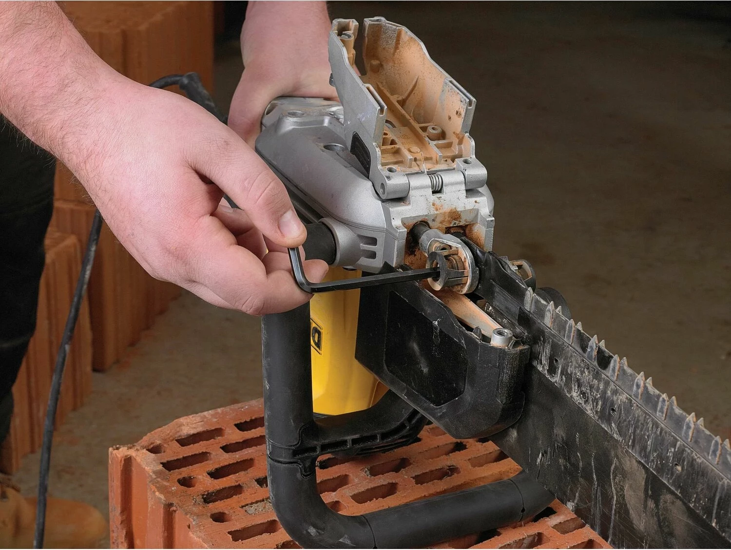 Sharrë alligator DeWalt DWE398, 1700 W, 43 cm, me teh karbidi DT2976 + çelës imbus