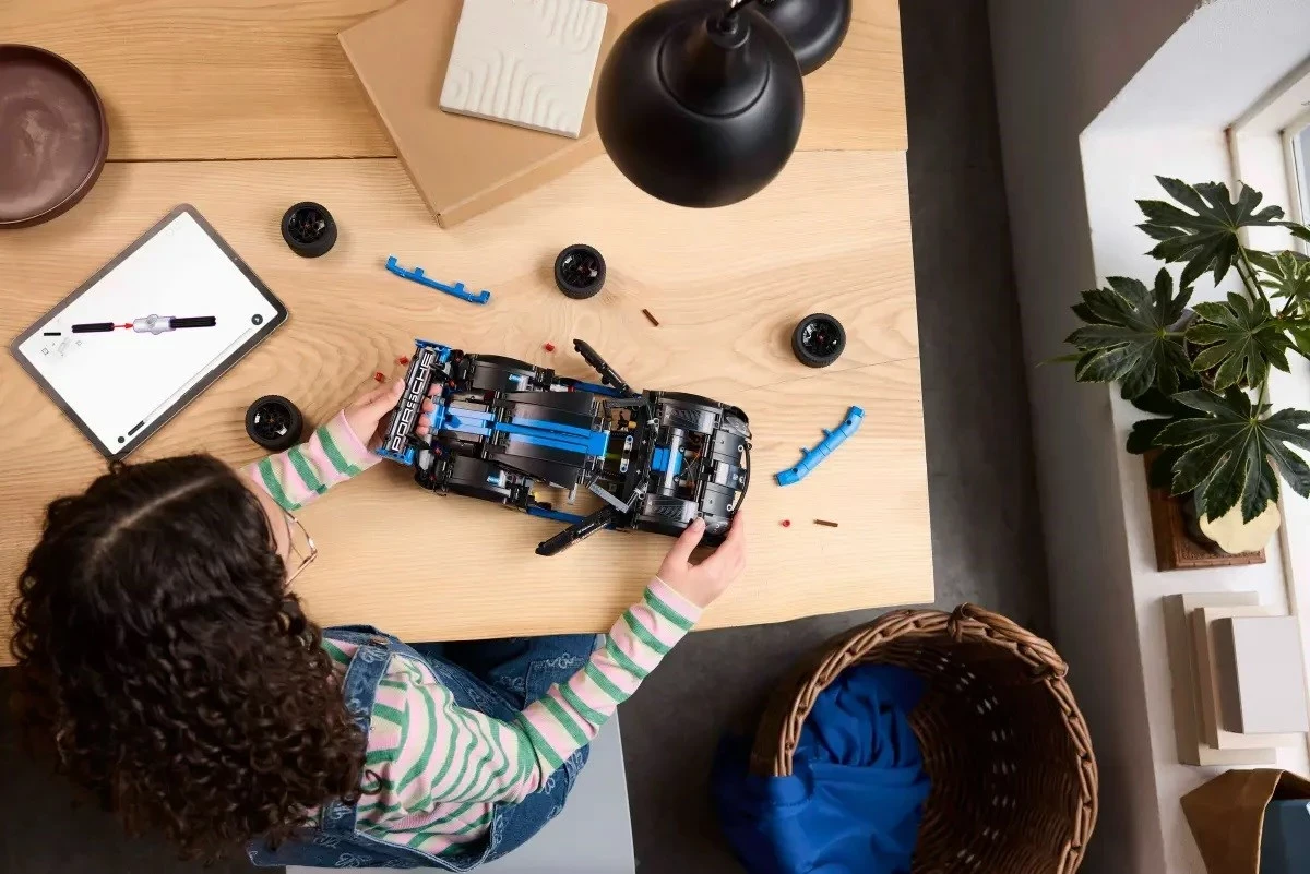 Set LEGO Technic Porsche GT4 e-Performance Race Car