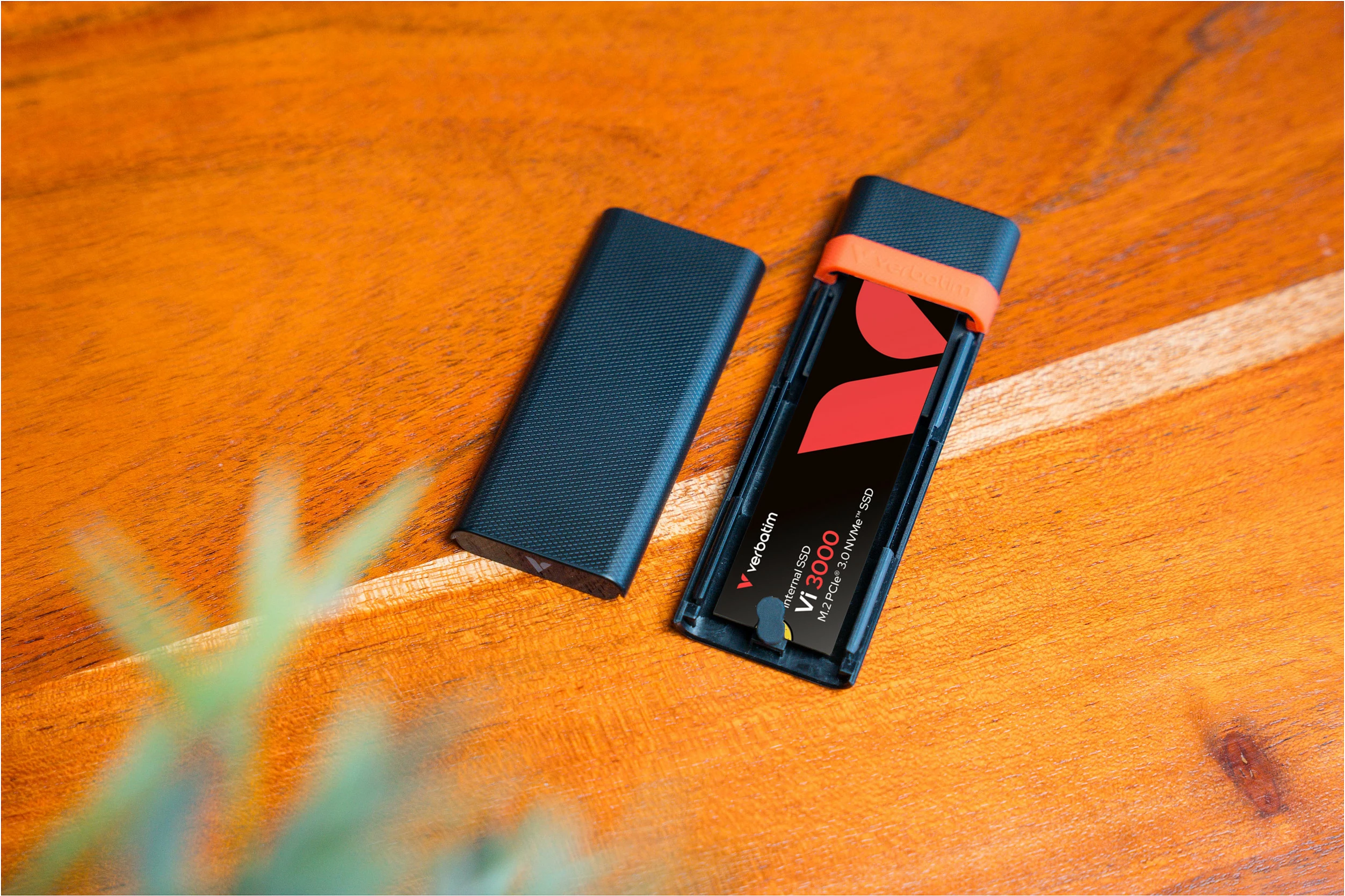 Kasë për SSD M.2 NVMe Verbatim Store ´n´ Go, USB-C USB 3.2 Gen2 10Gbps, e zezë/kuqe
