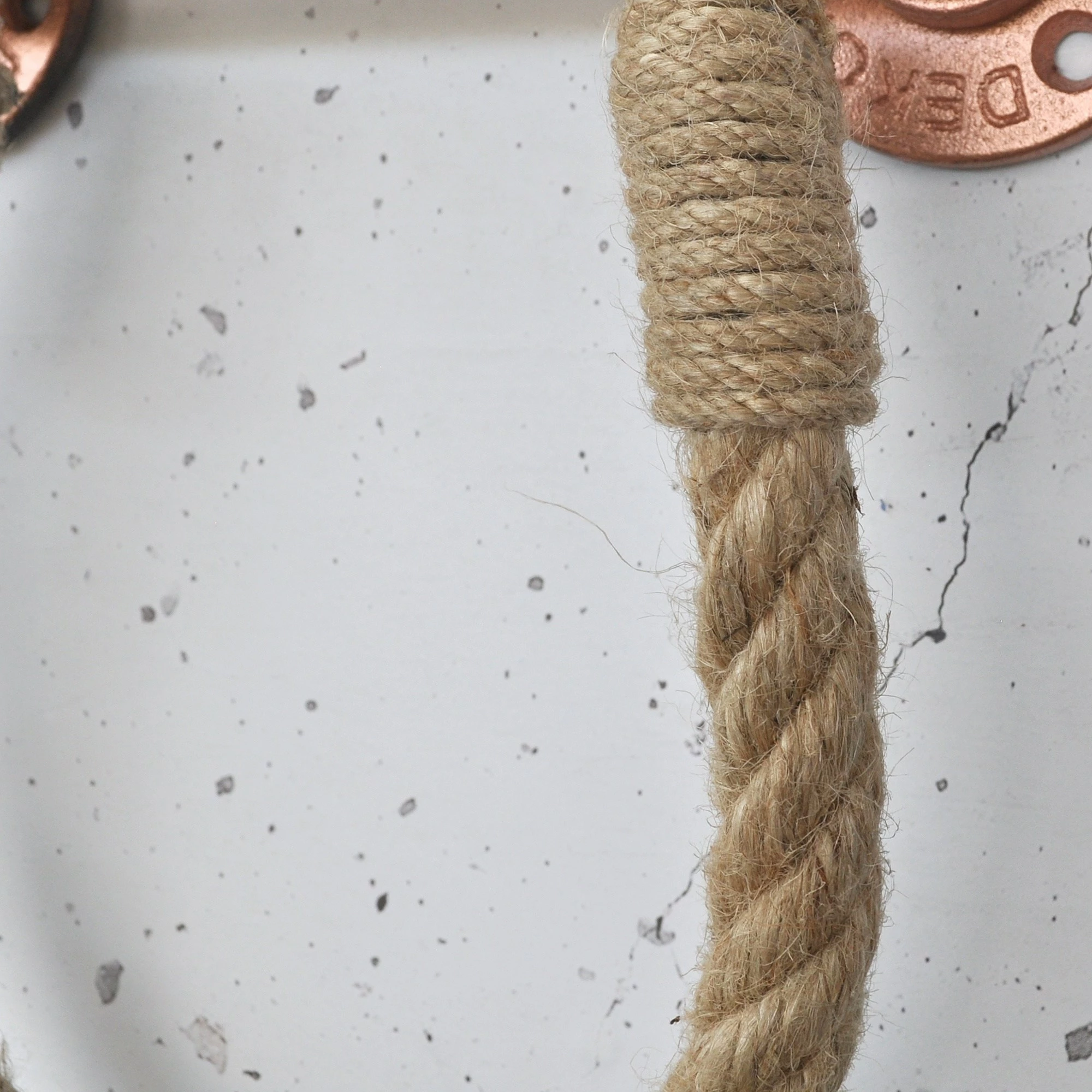 Raft muri prej metali, ngjyrë arre dhe ari rozë, Cop058