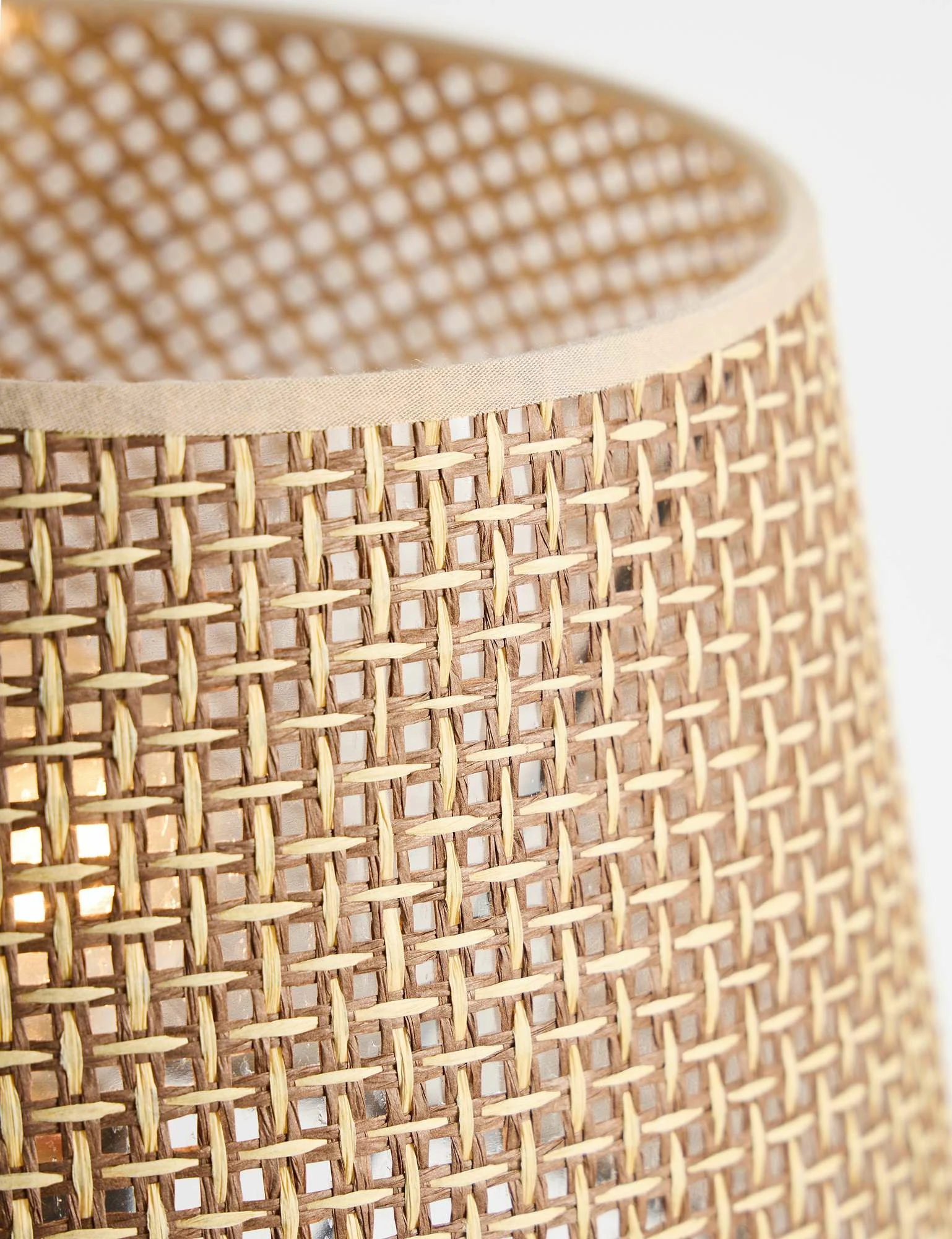 Llambë tavoline Opviq, trup travertini, kapak hasiri