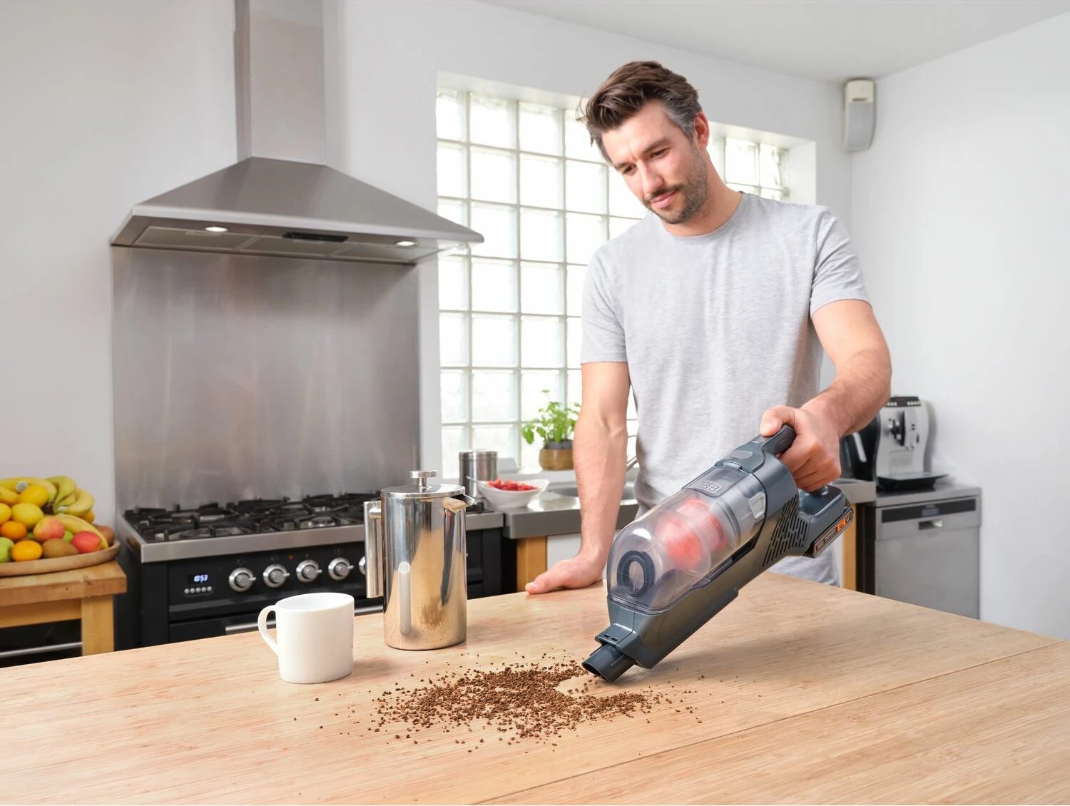 Fshesë me bateri stick Black&Decker BHFEA18D1 18V 2Ah 2-në-1, e zezë, set me bateri dhe karikues