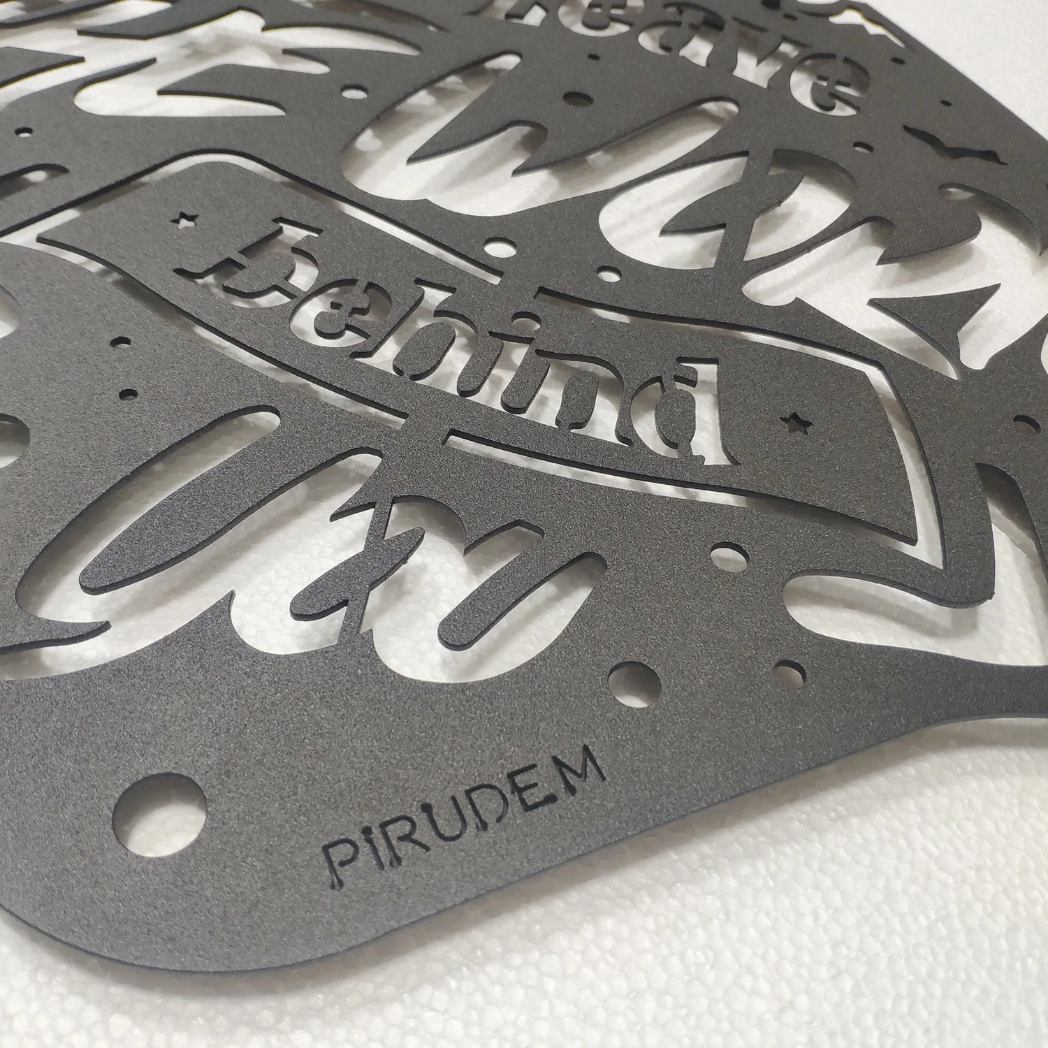 Aksesor dekorativ metalik për mur, Leave The World