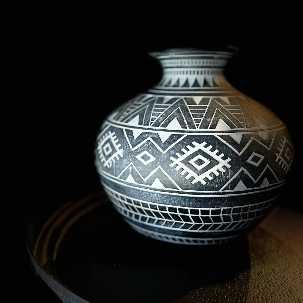 Vazo dekorative MAYA, polirezine, 25x25x22cm, e zezë e bardhë