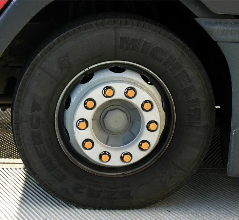 Ngjitese Dekor Te Bulonave Bardhe