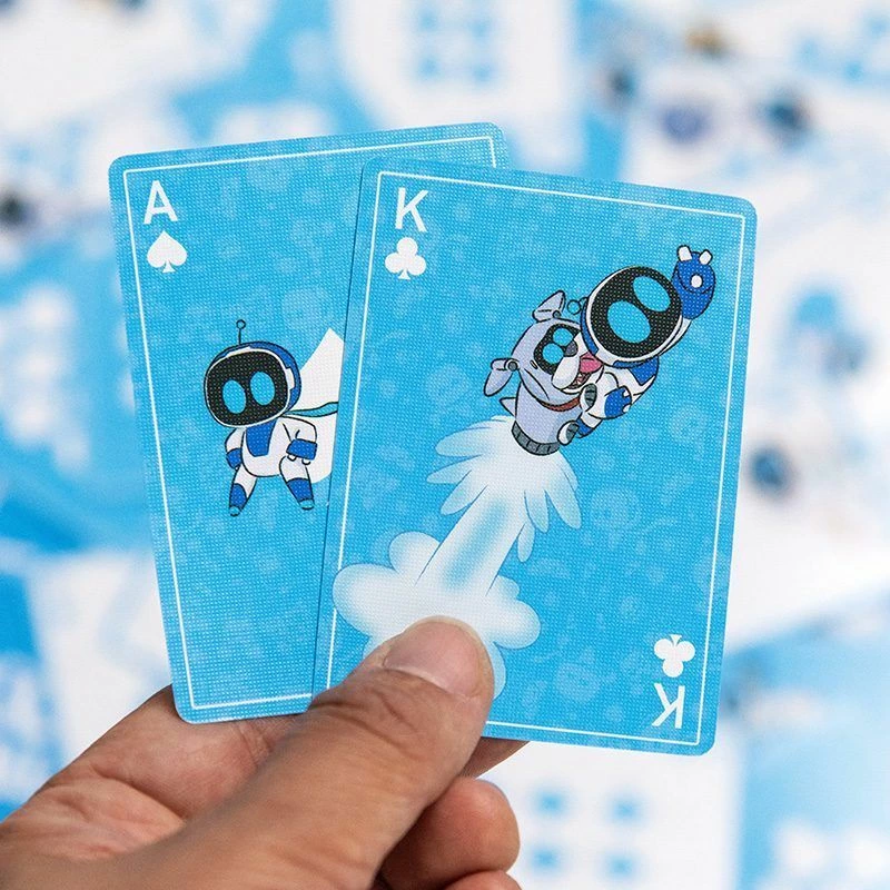 Komplet letra loje Paladone Astro Bot, 52 letra + 2 joker, kuti metalike koleksionuese