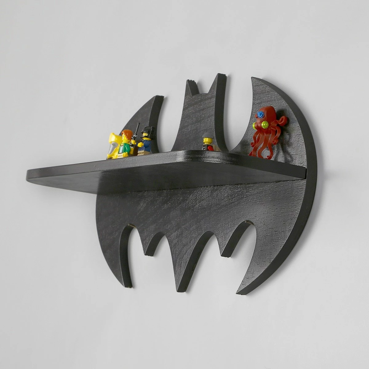 Raf dekorativ prej druri, formë Batman, ngjyrë e zezë, Skye Decor, Raf285