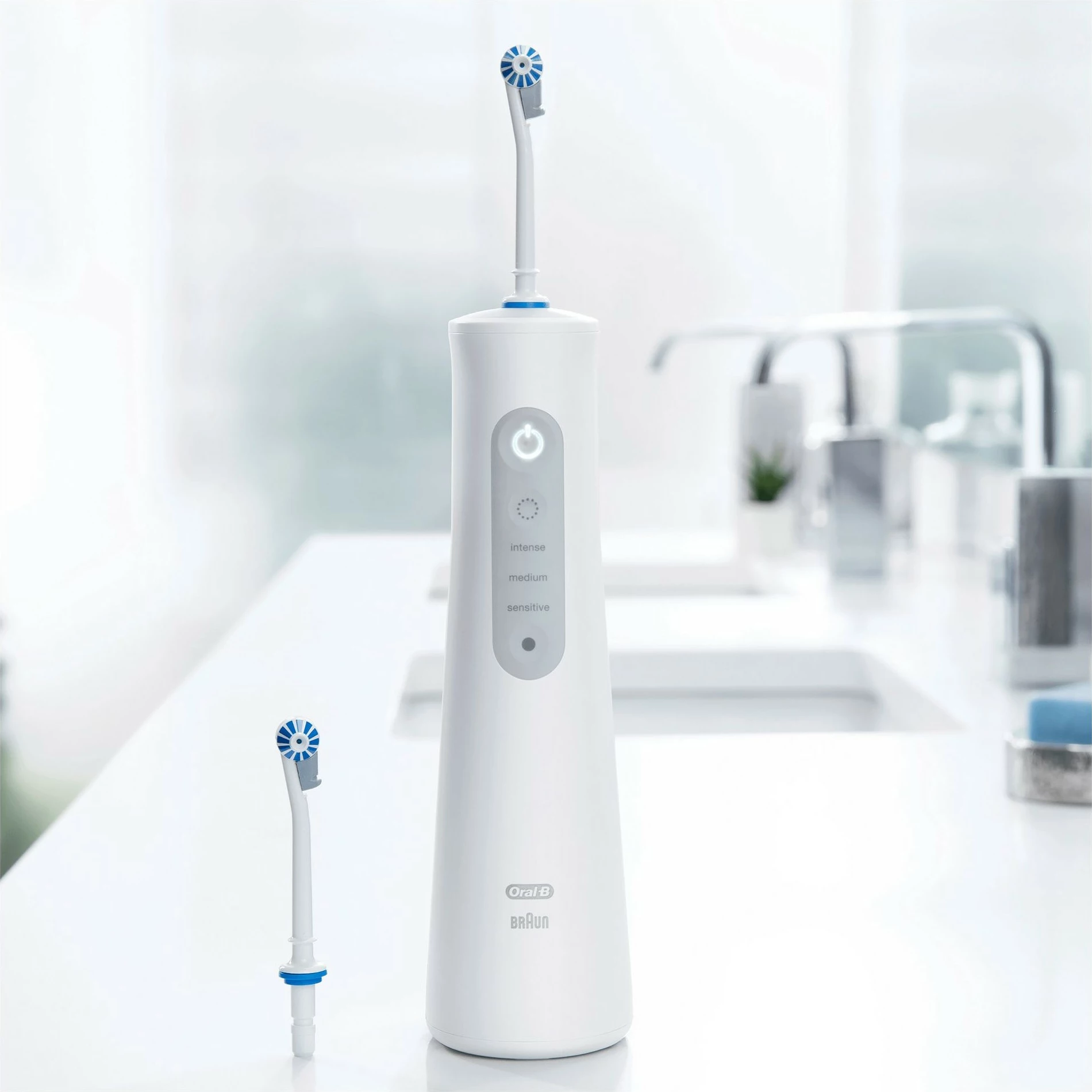 Irigator oral pa kabllo Oral-B AquaCare 6 Pro-Expert, 0.15 L, e bardhë