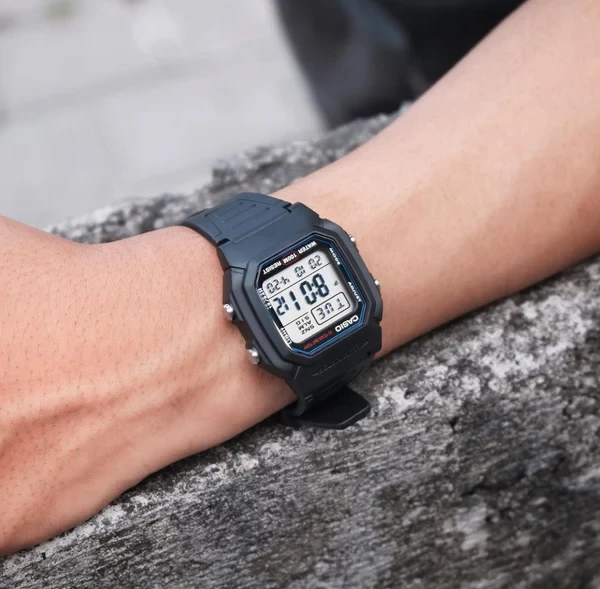 Orë dore Casio W-800H-1AV, e zezë