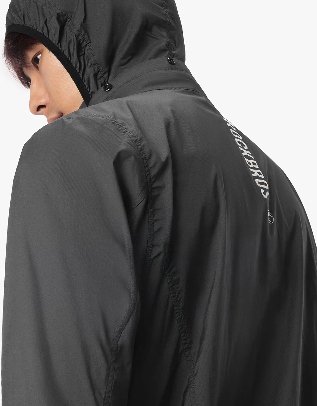 Xhaketë windbreaker për biçikletë Rockbros TLWT002 ROAD TO SKY, e lehtë, kundër erës, me kapuç të fshehtë, madhësi S, e zezë