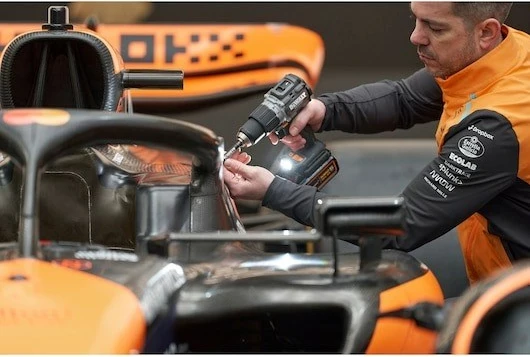 Makine shpuese/vidëzuese DeWalt MCLAREN DCD85MP2T, 18V, 5Ah, me 2 bateri, e verdhë/zezë, me valixhe