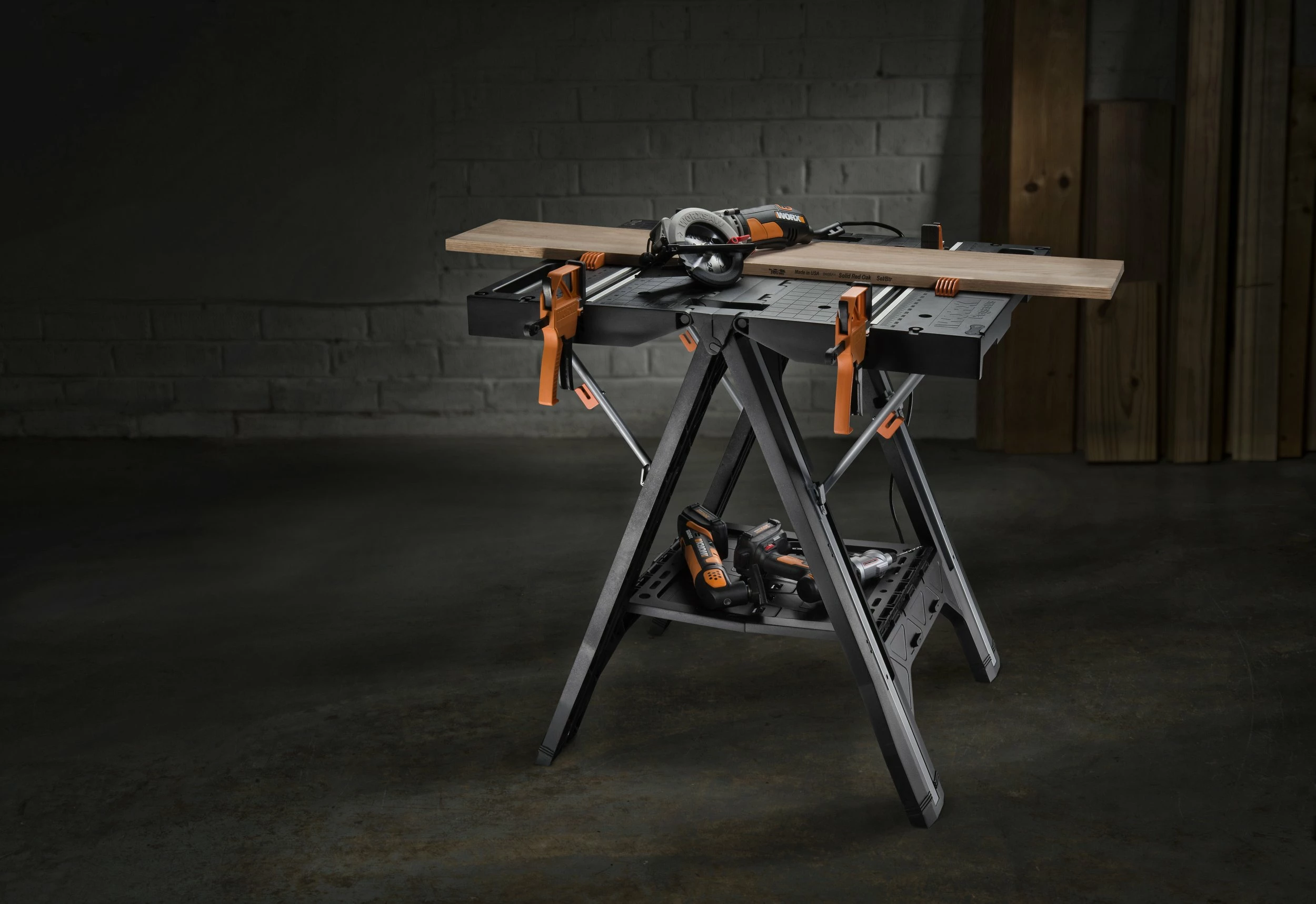 Tavolinë pune Worx Pegasus WX051 78x63 cm, palosëse, 136 kg, zi/portokalli, set me 2 klema + 4 konektorë