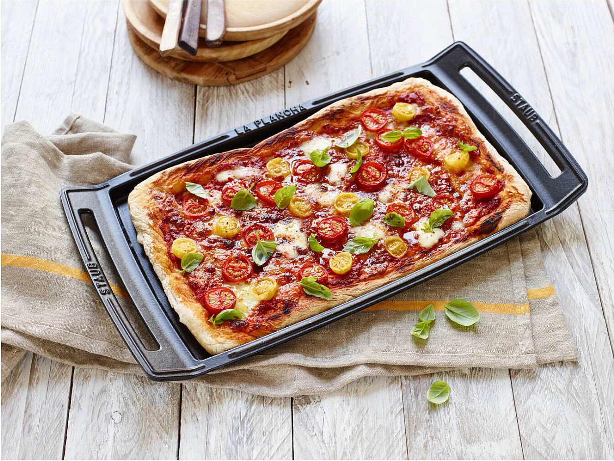 Tavë plancha gize Staub 38 cm, për induksion, e zezë