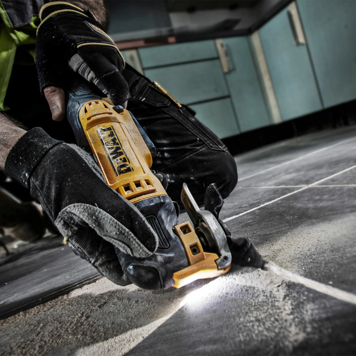 Mjet multifunksional oscilues DeWalt DWE315KT, 300 W, me valixhe dhe set aksesorësh, e verdhë/zezë