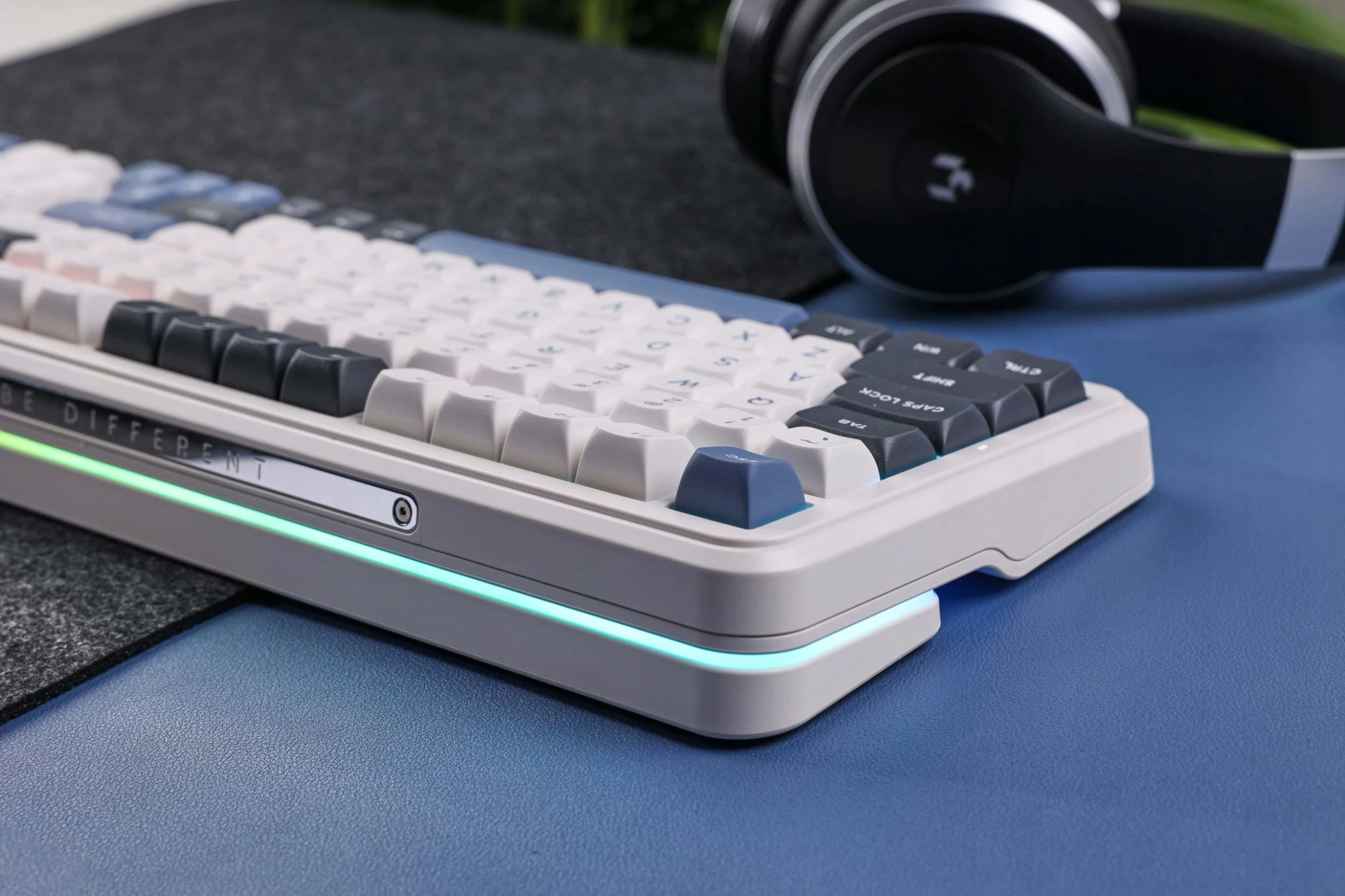 Tastierë mekanike MCHOSE K99-3A 98% (99 taste) Hyacinth Switch RGB tri-mode hot-swap 6000 mAh, bardhë me blu