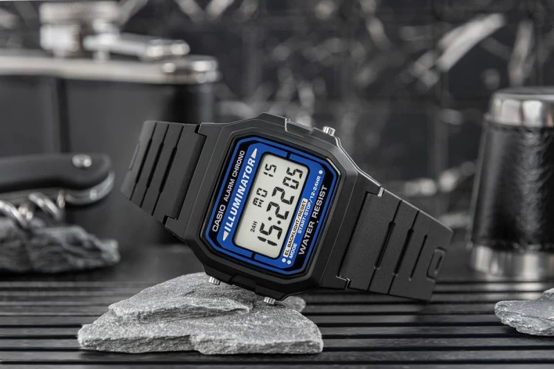 Orë dore CASIO F-105W-1AWYEF për meshkuj, e zezë