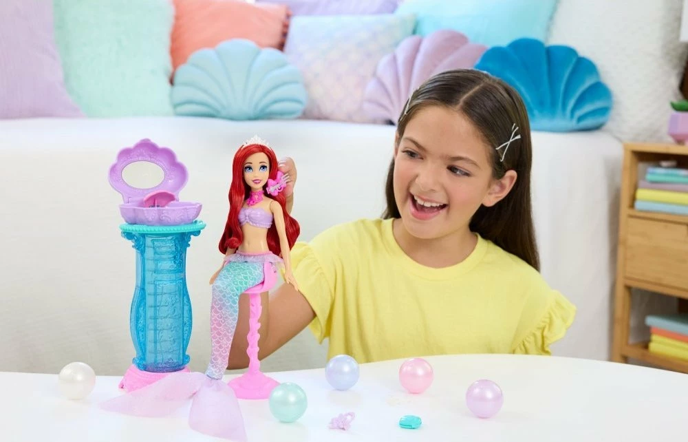 Set kukull Disney Princess Ariel me tavolinë grimi Pearl, Mattel JBF86, 28 cm, 5 surpriza