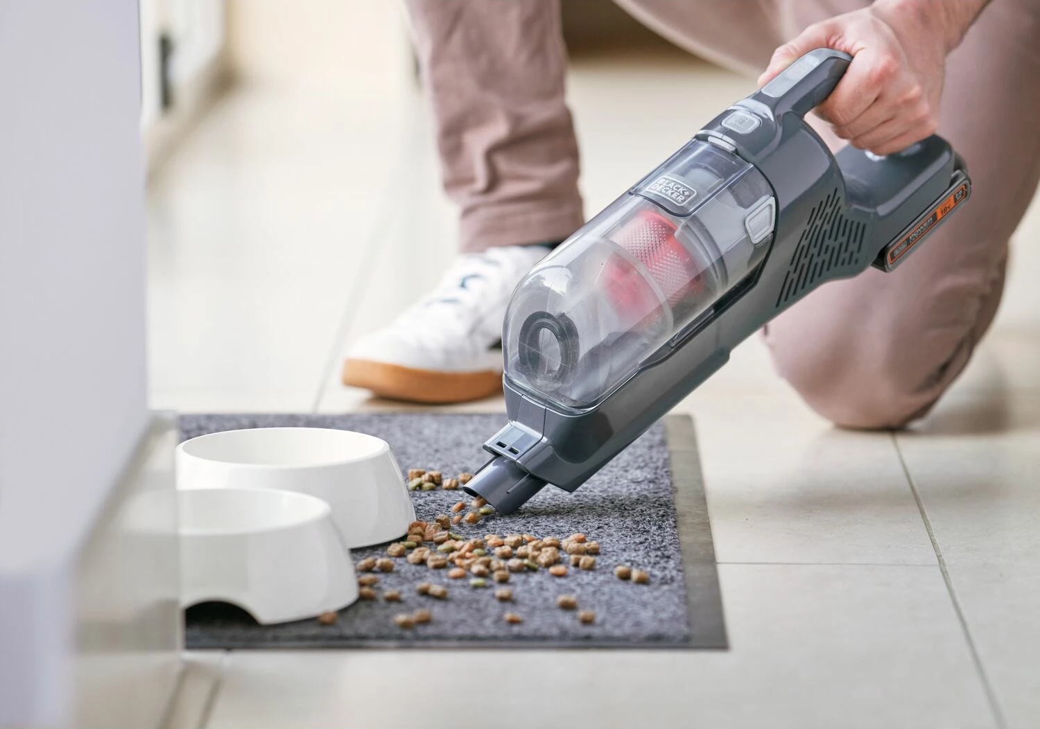 Fshesë me bateri stick Black&Decker BHFEA18D1 18V 2Ah 2-në-1, e zezë, set me bateri dhe karikues