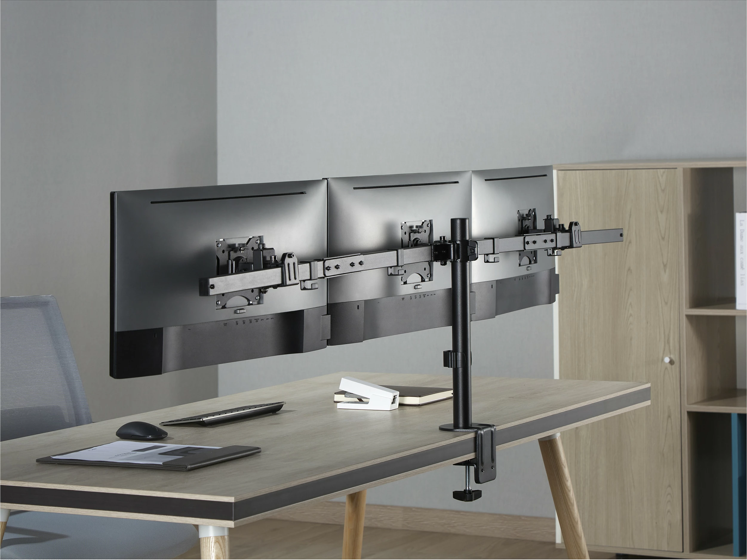 Mbajtëse tavoline për 3 monitorë EQUIP 3TFT 17"-32", VESA 75x75/100x100, 360°, 7kg/monitor, e zezë