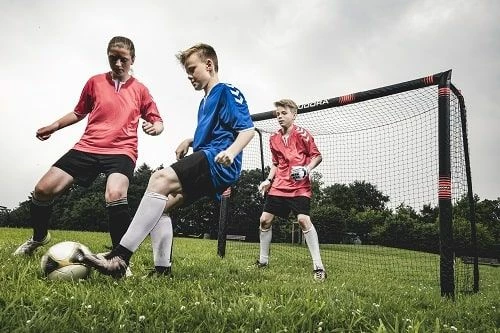 Portë futbolli Hudora Pro Tect 240, 240x160x85 cm, me mbrojtje shkumë EPE, rrjetë poliester, 6 kunja ankore, e zezë