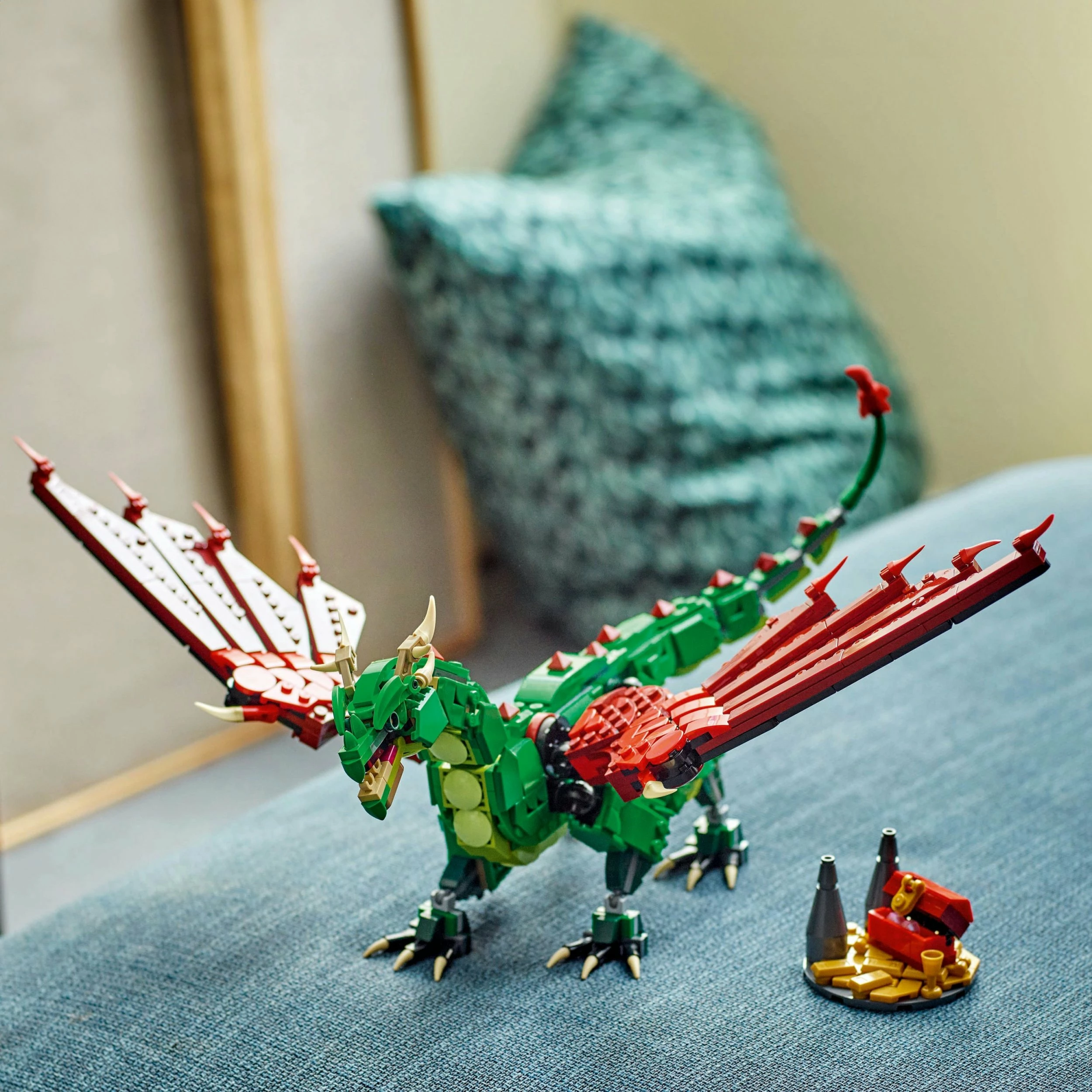 Set LEGO Creator 3-në-1 Medieval Dragon 31161, 715 pjesë