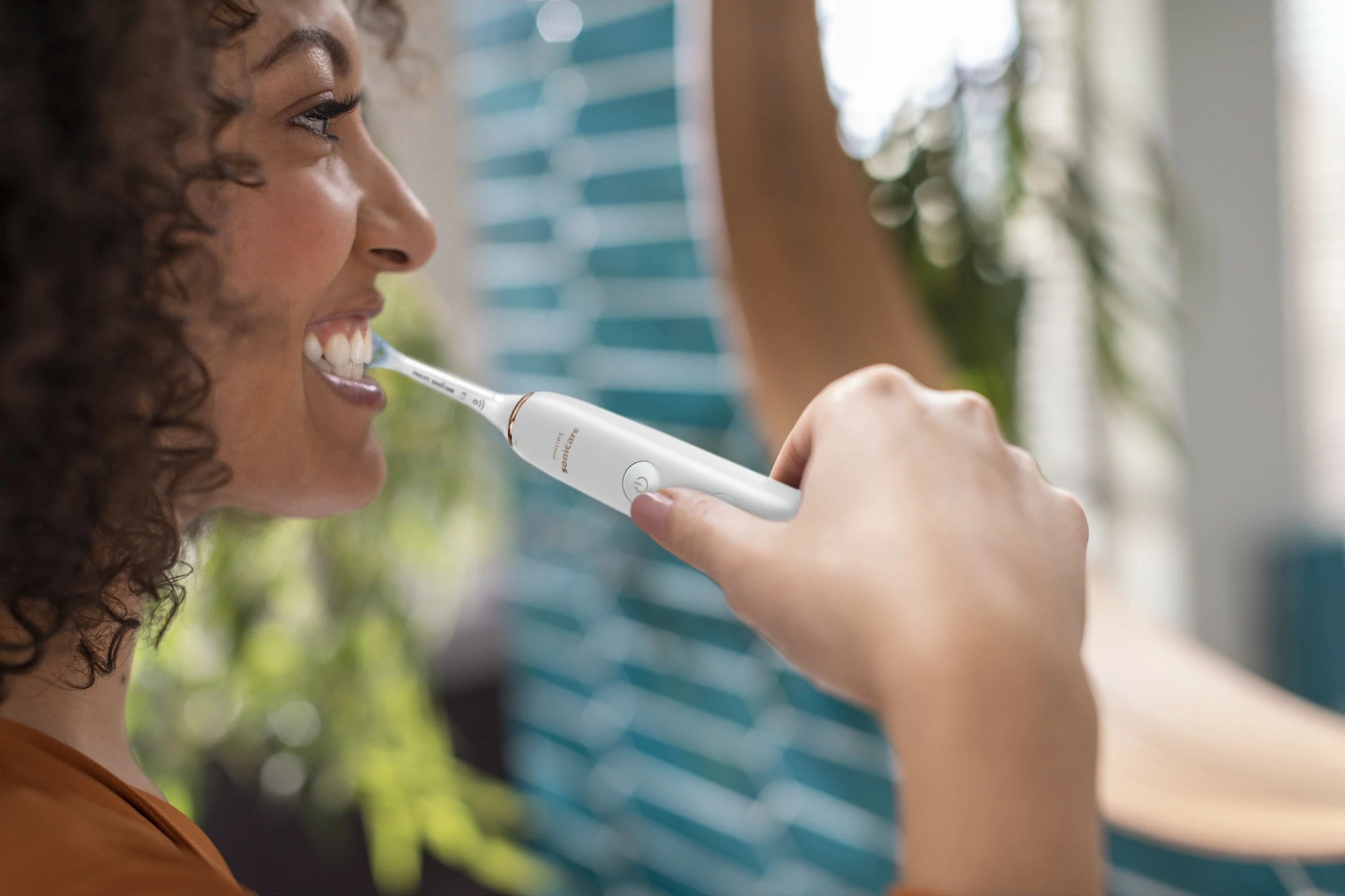 Furçë dhëmbësh elektrike Philips DiamondClean 9000 HX9914/57, sonic, 2 copë, me karikues, e zezë dhe e bardhë