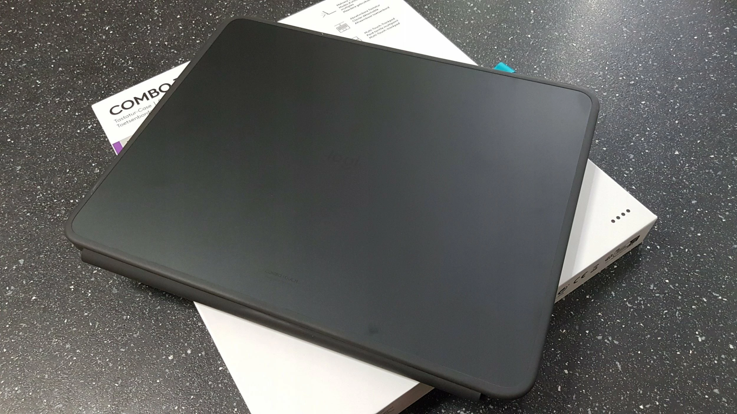 Tastierë me mbrojtëse Logitech Combo Touch për iPad Pro 13 M4, me ndriçim dhe trackpad Multi-Touch, 920-012669, e zezë