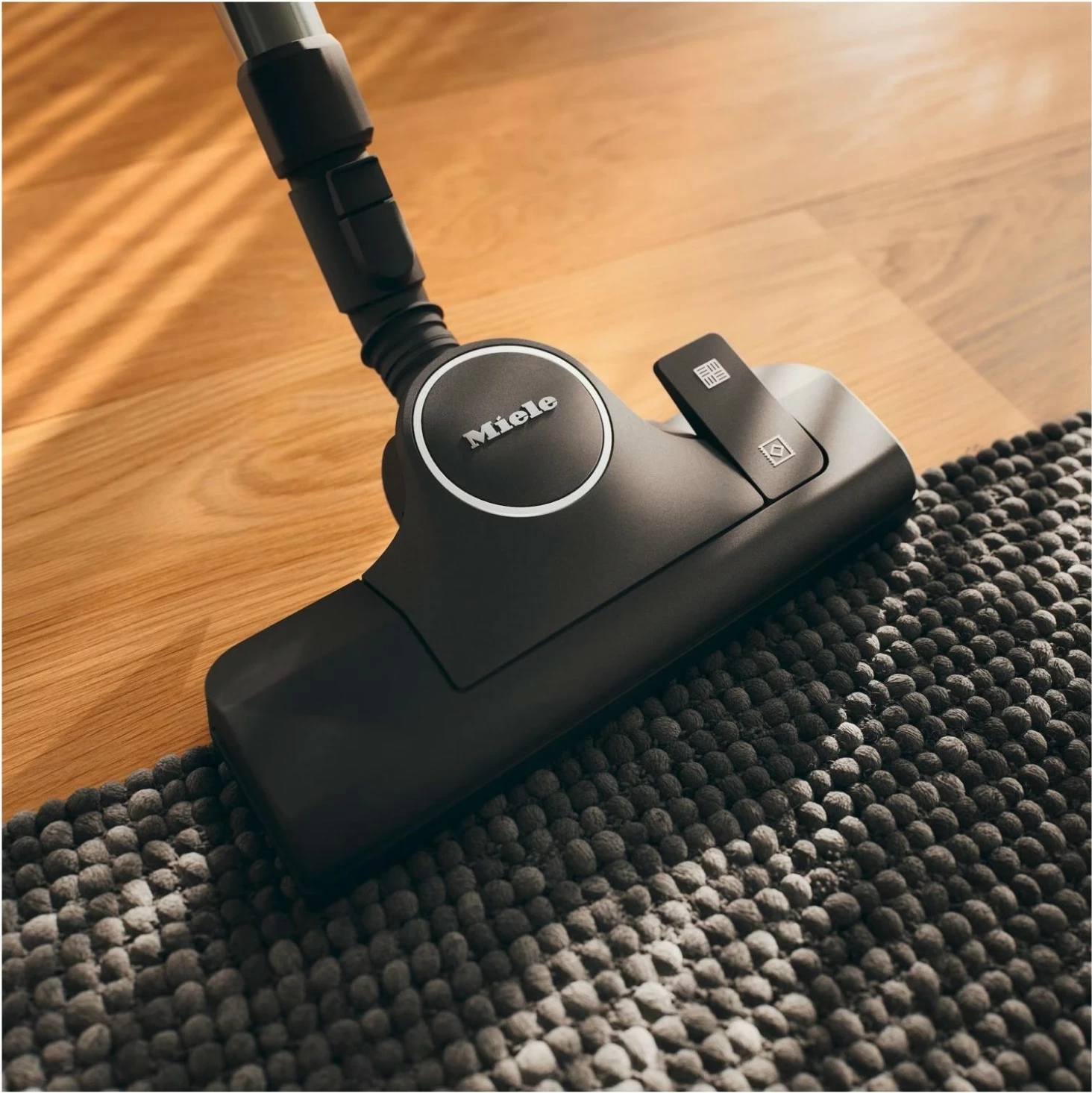 Kasë fshese Miele Boost CX1 125 Active, pa qese, 890W, e zezë