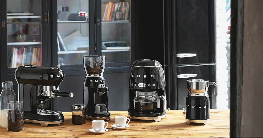 Aparat për shkumë qumështi SMEG MFF11BLEU, 50's Style, i zi
