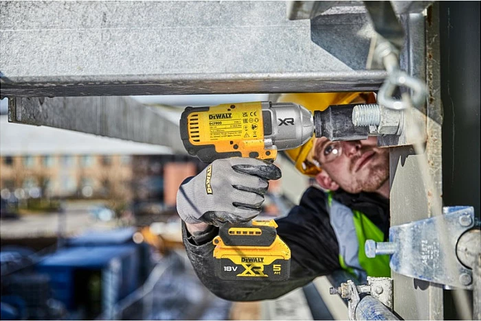 Çelës goditës DeWALT DCF900P2T-QW, brushless, 1/2", 18V, 5Ah, zi/verdhë