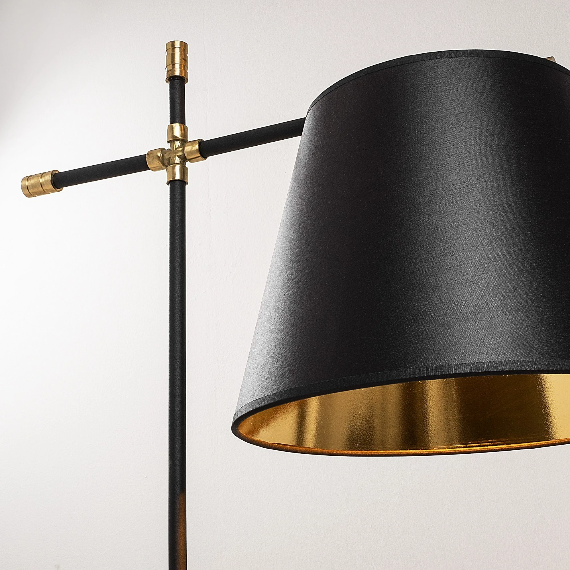 Llambë dyshemeje Opviq, Assos, N-715-US, ngjyrë e zezë